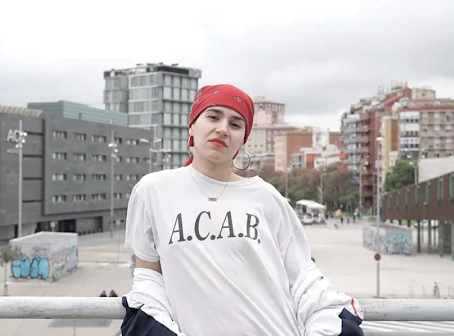 El artista de rap Xeno Bitch aparece en la calle mirando de frente con una camiseta donde pone a.c.a.b